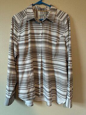Orvis Long Sleeved Lightweight Button Up Striped Shirt Size Large